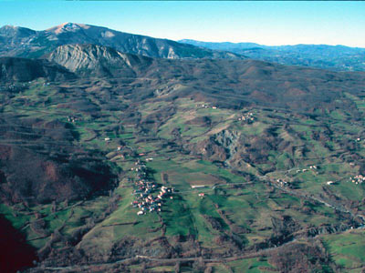 Morsiano village in the foreground - Municipality of Villa Minozzo (RE). Picture by G.Bertolini