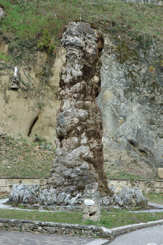 Fontana nei pressi della chiesa parrocchiale di Santa Maria di Labante