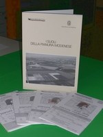 Volume di 123 pagine + Carta dei suoli - parte nord, parte sud in scala 1:50.000 + carte delle unità geomoorfologiche e della capacità d'uso dei suoli in scala 1:100.000 + carte dell'attitudine delle terre alla coltivazione del pero e alla coltivazione della vite in scala 1:10.000