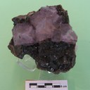 Fluorite, cristalli cubici violetti su Blenda