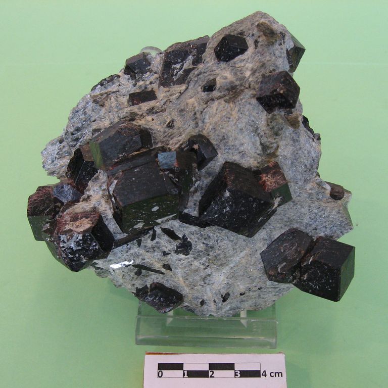 Granato, cristalli rombo-dodecaedrici