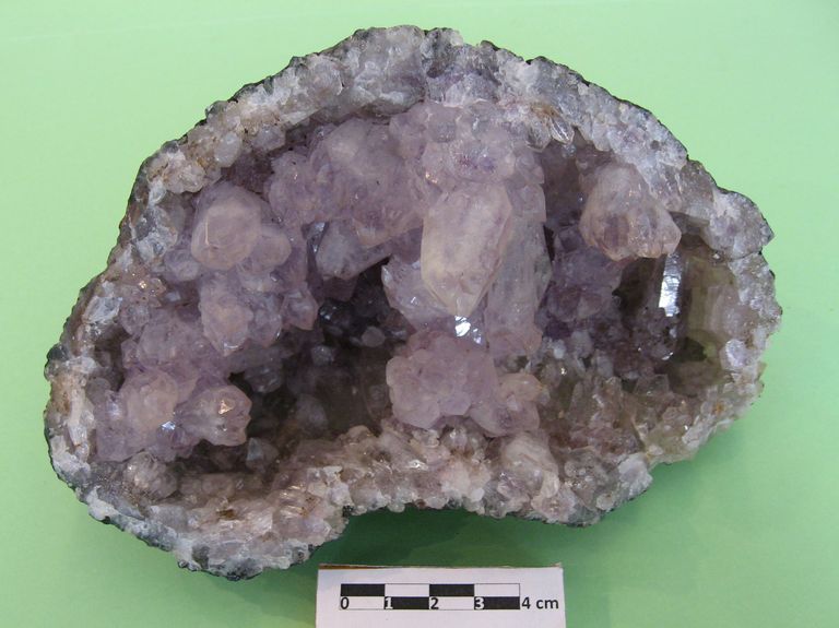 Quarzo ametista, cristalli rosa in Geode
