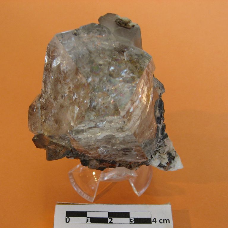 Topazio, grande cristallo in Pegmatite