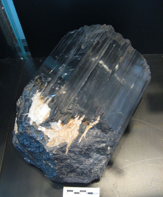 Tormalina, grande cristallo prismatico nero