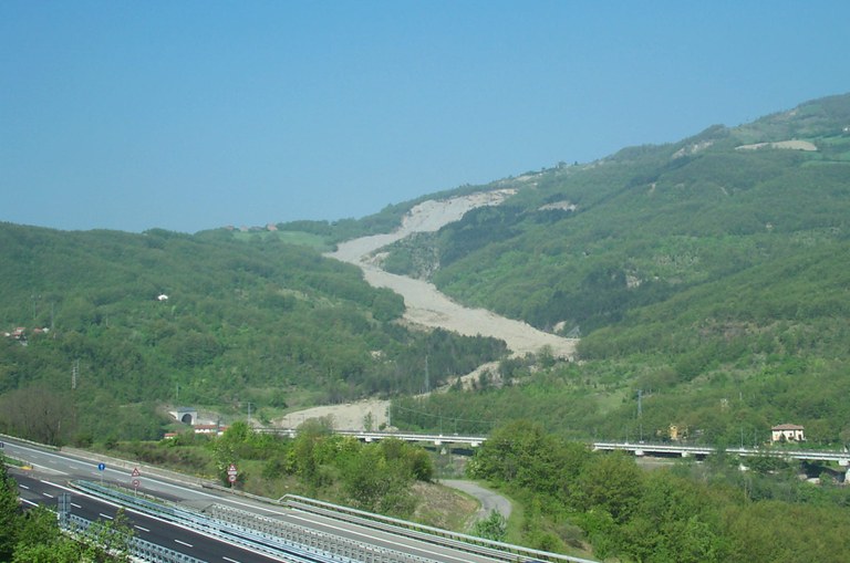 Solignano (PR), fondovalle Taro. Panoramica dell’ampia frana attiva