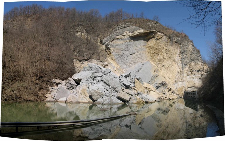 Loiano (BO), loc. Gole di Scascoli. Vista del lago creato dal crollo della parete rocciosa (2005)