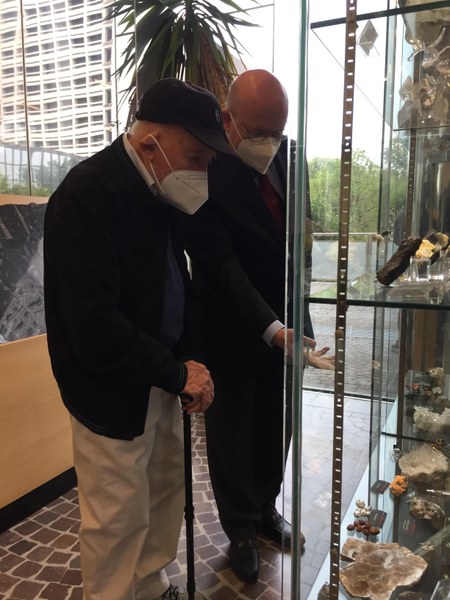 In attesa del Presidente, Mario Gallerani ammira la collezione Museo Giardino Geologico Sandra Forni