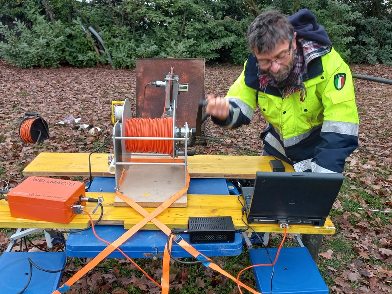 Paolo Severi (SGSS) manovra la sonda per il rilievo a Gamma Ray in un pozzo per acqua presso la piscina di Mirandola (dicembre2021)