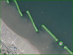 Opera distaccata emersa, esempio di mappatura: vengono tracciati i limiti della porzione emersa dell’opera pseudo-parallela alla linea di riva, visibili al momento dello scatto della foto aerea.