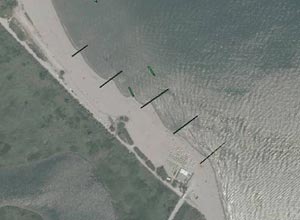 Strutture trasversali: forte accrescimento della spiaggia a sud dell’opera e sensibile arretramento della parte sottoflutto - effetto pennelli