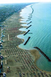 Tratto di costa fortemente antropizzato con la spiaggia protetta dall'erosione marina tramite barriere artificiali