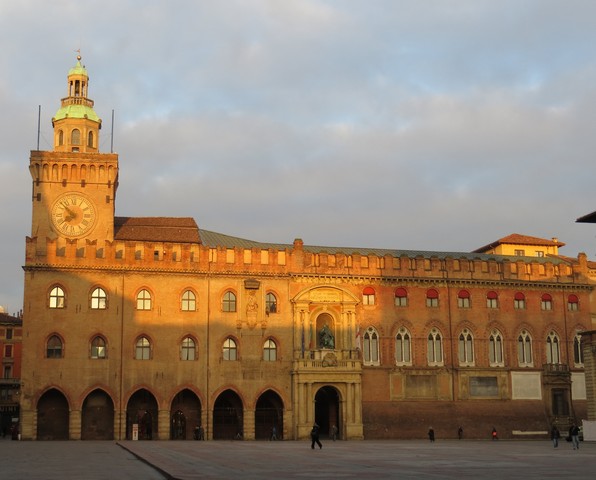 Palazzo d'Accursio, portale in arenaria, facciata in cotto