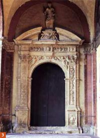 Chiesa dei Ss. Bartolomeo e Gaetano: portale del XVI secolo (arenaria)