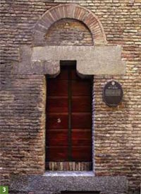 Casa-Torre dei Catalani: una delle due porte d’ingresso (selenite, cotto)
