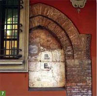 Collegio San Luigi: lacerto di un portale del XIV sec. (selenite, cotto)