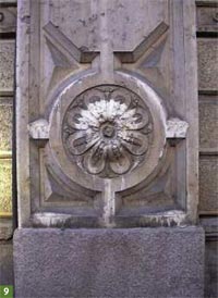 Palazzo di Residenza della Cassa di Risparmio di Bologna: particolare del motivo ornamentale a piano terra (Nembro di Verona)