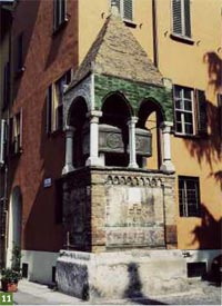 Monumento funebre di Egidio Foscherari in piazza San Domenico (calcare, arenaria, marmo, cotto)