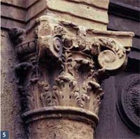 Palazzo Boncompagni (ora Benelli): particolare di un capitello del portale (arenaria)