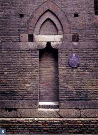 Torre degli Uguzzoni: il portale (cotto, selenite)