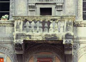 Palazzo Francia detto dei Drappieri o degli Strazzaroli: la terrazza (arenaria)