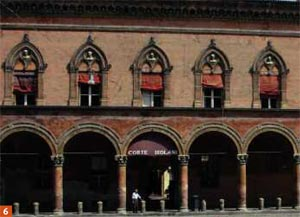 Palazzi di piazza Santo Stefano (cotto, arenaria, selenite)