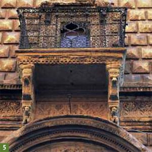Palazzo Sanuti-Bentivoglio-Campeggi-Bevilacqua: il terrazzo (arenaria)