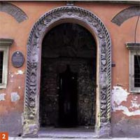 Torre degli Asinelli: il portale (arenaria)