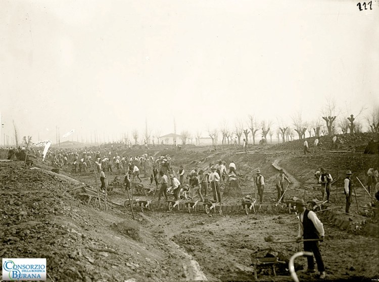 1920 circa. “Scariolanti” al lavoro durante la costruzione dei canali di bonifica nella bassa bolognese.