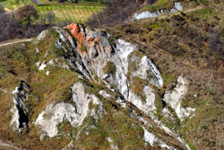 Una rossa colata di ossidi di ferro nelle argille scagliose dei calanchi del fosso San Teodoro - autore G.Baldazzi  (archivio Provincia di Bologna)