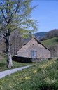 capanna celtica: singolari edifici rurali in pietra con facciata a gradoni e copertura in lastra di arenaria - Archivio Parco