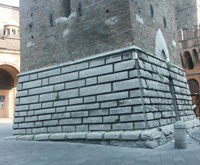 foto: base della torre "Garisenda" a Bologna realizzata con la selenite - Archivio Parco