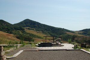 foto: la vetta di Monte Sole fa da sfondo all'altare della chiesa di San Martino - archivio Parco