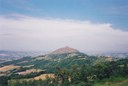 foto: il Monte Prinzera si eleva sulla modulata morfologia della media Val Taro, costituendone un inconfondibile connotato paesaggistico - autore A. Saccani
