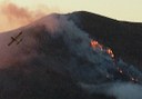 Intervento aereo su esteso incendio tra Val Taro e Liguria. Foto Stefano Bassi
