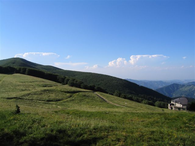 foto: Prati della Burraia e Rifugio CAI Città di Forlì (Autore Fiorenzo Rossetti)