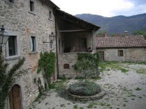 foto: Borgo di Serignana nei pressi di Castagno di Andrea (archivio Parco nazionale Foreste Casentinesi)