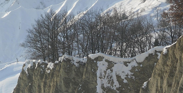 Presenza naturali in contesto rurale: rupi calanchive e formazioni boschive relitte in abito invernale. Foto Stefano Bassi, archivio personale