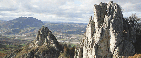 Le rupi calcarenitiche del Monte Gregorio presso Tausano (RN), oggetto della recente riperimetrazione del sito IT4090003 Rupi e Gessi della Valmarecchia. Foto Stefano Bassi, archivio personale