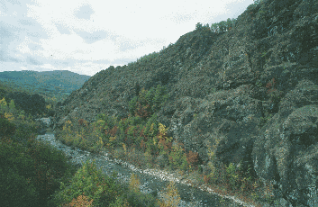 Rupe ofiolitica sul Torrente Ceno. Foto Mario Vianelli, archivio Servizio Valorizzazione e Tutela del Paesaggio della Regione Emilia-Romagna