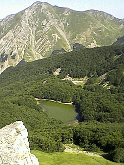 Da Monte Acuto i laghi omonimi verso l'Alpe di Succiso e il Passo di Pietragliata. Foto Stefano Bassi, archivio personale.