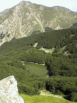 301 Da Monte Acuto i laghi omonimi verso l'Alpe di Succiso e il Passo di Pietragliata. Foto Stefano Bassi, archivio personale