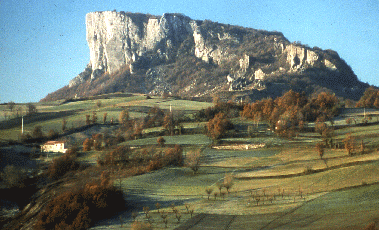 Rupe di Bismantova, versante est. Foto Mostra e Catalogo Biodiversità in Emilia-Romagna 2003