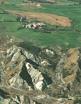 Paesaggio calanchivo dell'Appennino riminese. Foto Mario Vianelli, Archivio Servizio Valorizzazione e Tutela del Paesaggio della Regione Emilia-Romagna