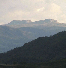 Le cime tabulari dei Sassi Simone e Simoncello dominano l'altipiano della Cantoniera e tutto il paesaggio dell'Alta Valmarecchia. Foto Sandro Bassi, archivio personale