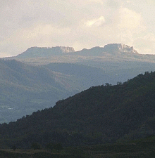 906 Le cime tabulari dei Sassi Simone e Simoncello dominano l'altipiano della Cantoniera e tutto il paesaggio dell'Alta Valmarecchia. Foto Sandro Bassi