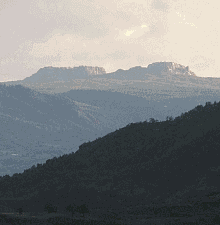 Le cime tabulari dei Sassi Simone e Simoncello dominano l'altipiano della Cantoniera e tutto il paesaggio dell'Alta Valmarecchia. Foto Sandro Bassi, archivio personale