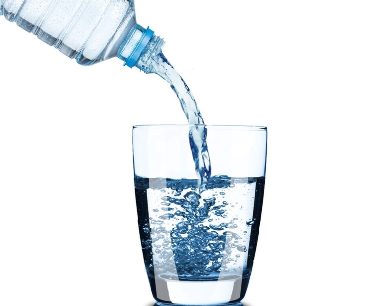 acqua nel bicchiere