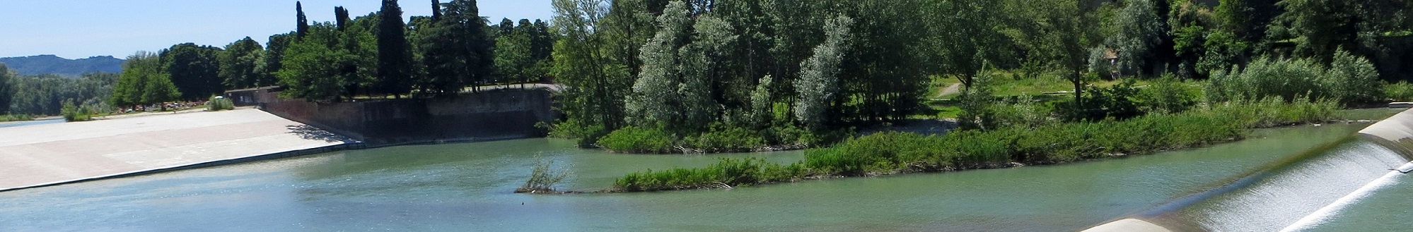 Fiume Reno in primavera a Casalecchio di Reno. Parco fluviale della Chiusa opera idraulica realizzata a metà del XIV secolo