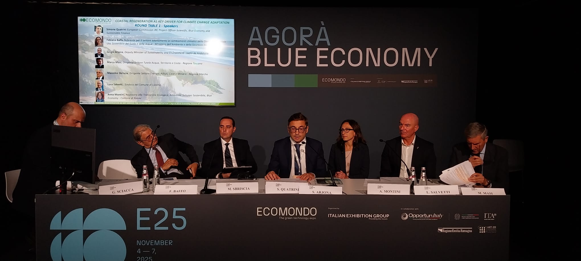 i partecipanti al tavolo 1 della conferenza su la rigenerazione costiera a Ecomondo 2025